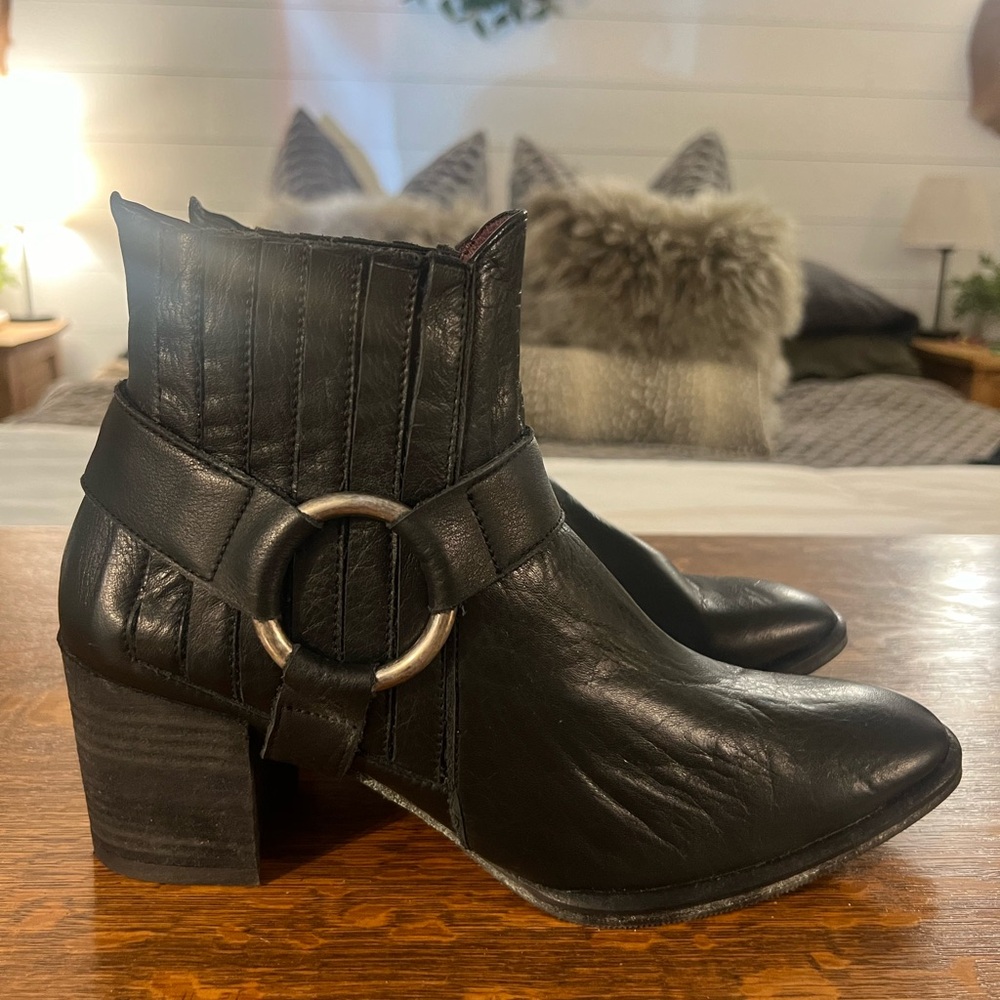 Etienne Aigner boots harness